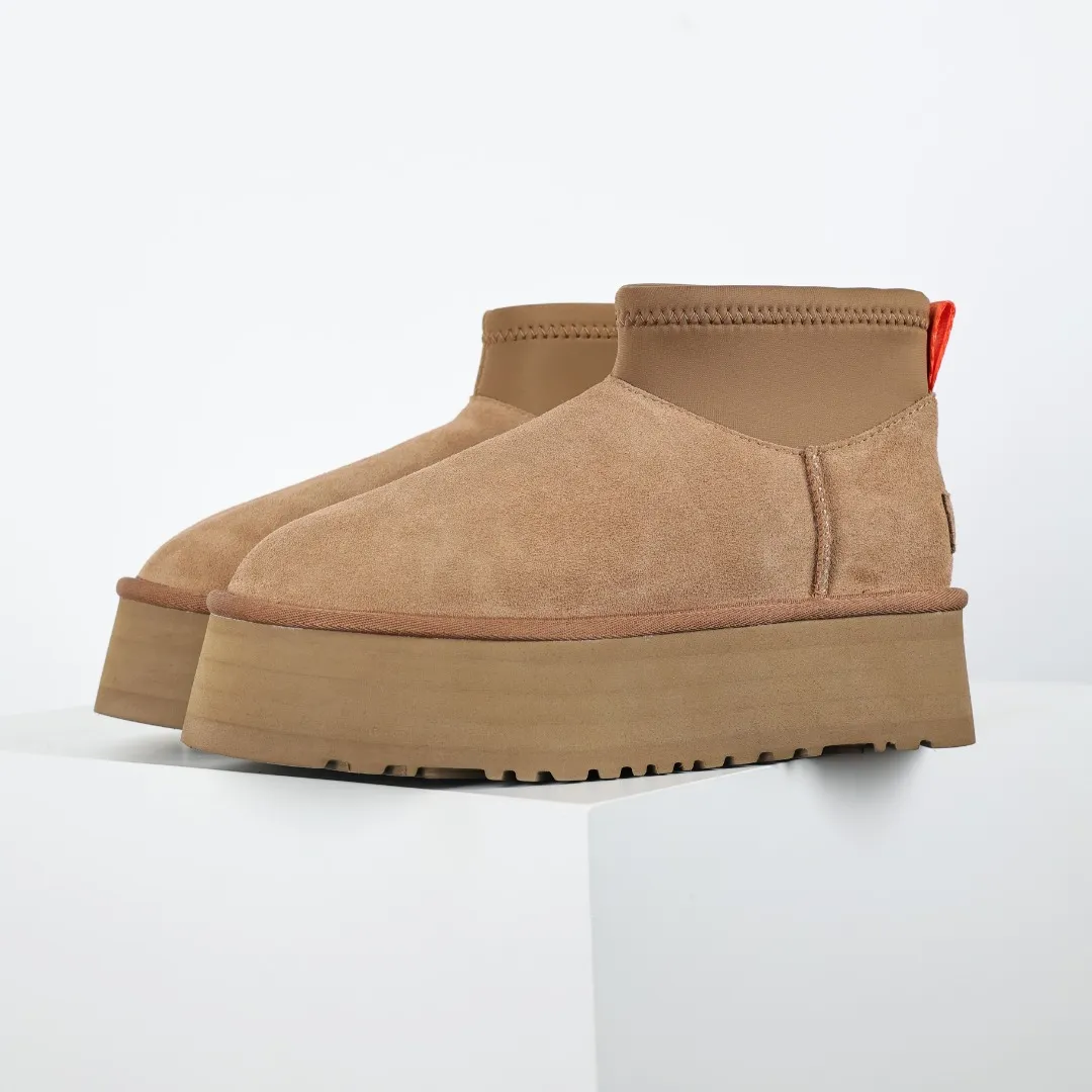 Pick up locally 💰600 Core recommended good price It is a very suitable choice for home furnishings. In the new year, uug launched a series of styles, which are partial to the preferences of young consumers and have also moved to the forefront of fashion trends. Shoe body material: water-repellent coated suede upper, 17 mm UGGPURE™ implantable wool insole, lightweight non-slip and comfortable rubber outsole, with brand LOGO and trademark, with full packaging Size: 35 36 37 38 39 40